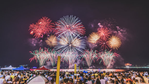 除夕之夜的景象(Réveillon)烟花在天空中爆炸。图片下载