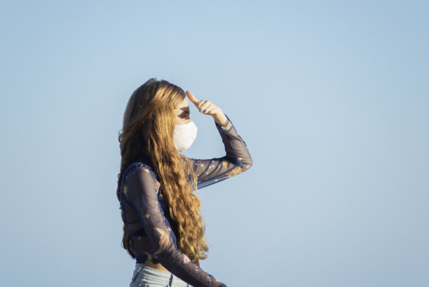 人们漫步在图片下载