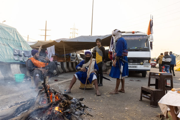 印度锡克教教徒的肖像与头巾和篝火图片下载