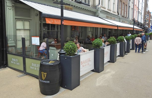 新冠肺炎疫情期间的户外就餐图片下载