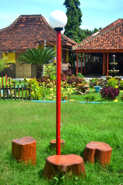 这盏花园灯在Arjasa区大厅的前面图片下载