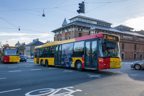 公共汽车和其他车辆在Tietgensgade街和Bernstorffsgade街交叉口图片下载