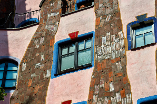 艺术家弗里登斯瑞奇·汉德瓦瑟(Friedensreich Hunderwasser)的内庭院、绿色城堡中的喷泉、住宅建筑、商业建筑和酒店图片下载