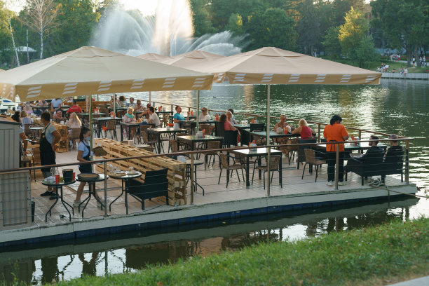 炎热的夏天，莫斯科公园的户外咖啡馆图片下载