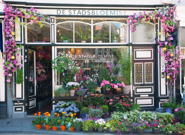 城市花店与郁郁葱葱的花装饰。图片下载