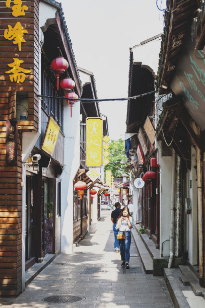 位于上海闵行区七宝古镇七宝老街的中国传统建筑风格的建筑和店屋图片下载