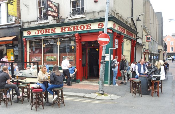 新冠肺炎疫情期间的户外就餐图片下载