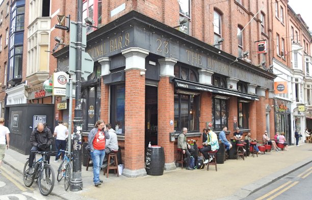 新冠肺炎疫情期间的户外就餐图片下载