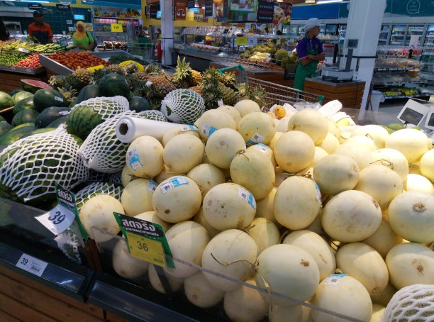 在亚洲一家杂货店的蔬菜区展出的果篮图片下载