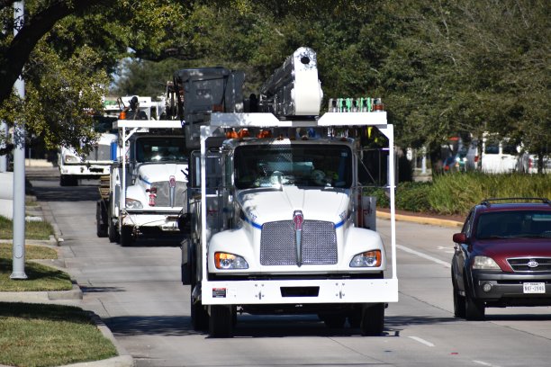几辆起重机在百老汇大街上行驶图片下载
