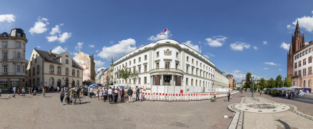 人们参观位于威斯巴登的城堡广场，这个历史悠久的广场上有议会和市政厅图片下载