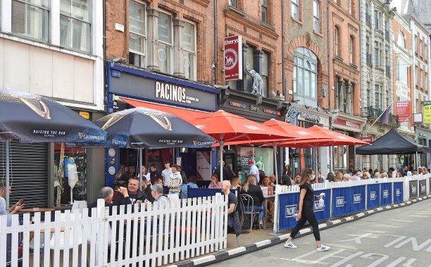 新冠肺炎疫情期间的户外就餐图片下载