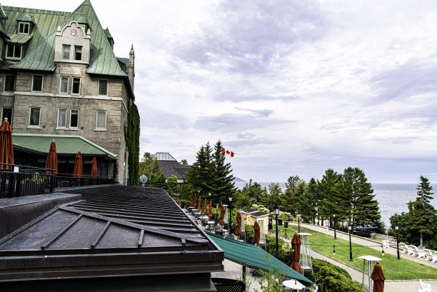 在La Malbaie的Le Manoir Richelieu酒店美丽的露台的编辑照片图片下载