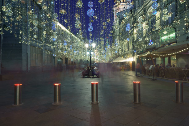 著名的Nikolsskaya街和行人图片下载