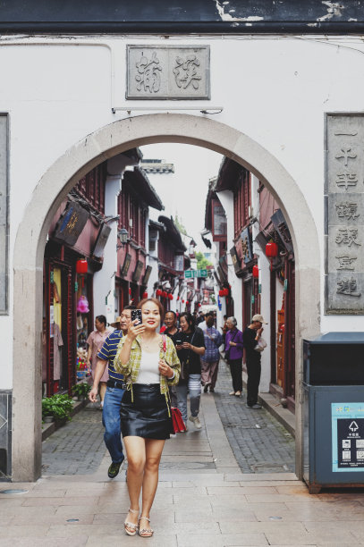 位于上海闵行区七宝古镇七宝老街的中国传统建筑风格的建筑和店屋图片下载