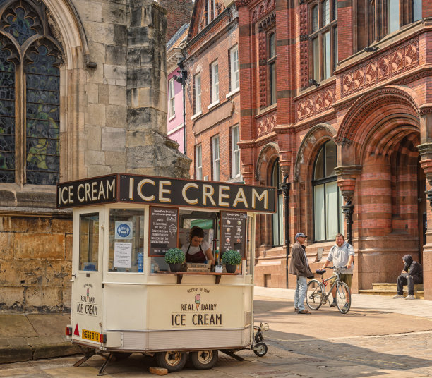 有冰激凌拖车的街景。图片下载