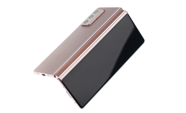 三星Galaxy Z Fold2白色背景。新款智能手机，可近距离折叠屏幕。图片下载