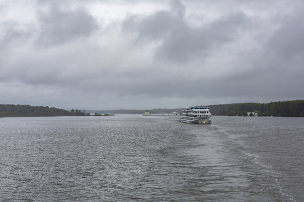 舒适的四甲板船正在河上航行图片下载