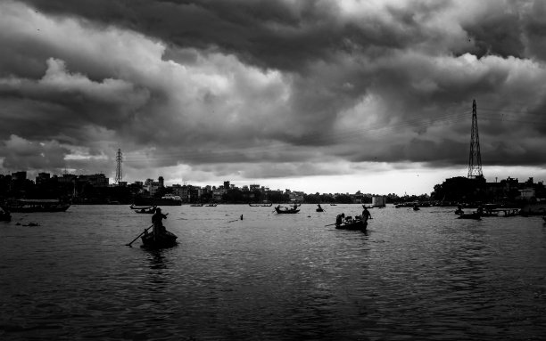 河上愤怒的乌云天空。这张照片是我于2020年8月18日在南亚孟加拉国的布里贡加河拍摄的图片下载