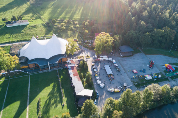 食品卡车拉力赛，快餐派对在zywiec波兰空中无人机照片视图图片下载
