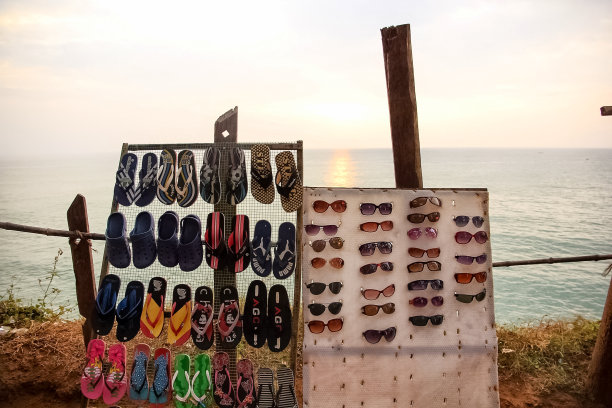 卖太阳镜和塑料拖鞋的街边小摊图片下载