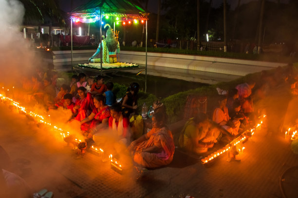印度教最大的仪式活动，叫做Rakher upobas，所有印度教徒每年都会参加这些宗教活动。我于2019年11月5日在亚洲孟加拉国Naraongonj的Barudi Lokonath Asrom拍摄了这张照片图片下载