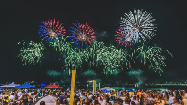 除夕之夜的景象(Réveillon)烟花在天空中爆炸。图片下载