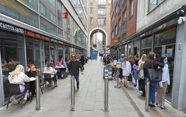 新冠肺炎疫情期间的户外就餐图片下载