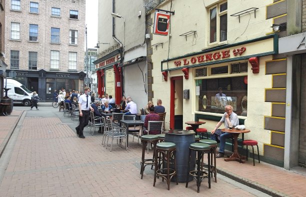 新冠肺炎疫情期间的户外就餐图片下载