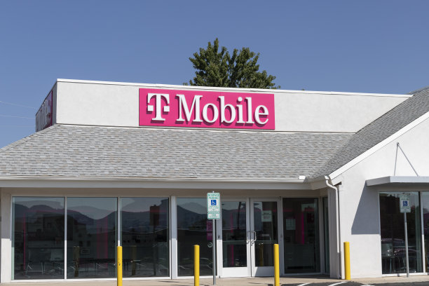 T-Mobile无线零售商店。T-Mobile已与Sprint合并，以创建一个更大的5G互联网和通信网络。图片下载