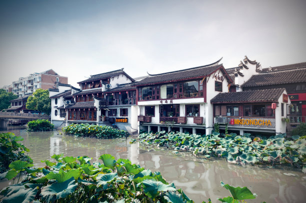 中国上海闵行区七宝古镇普惠河畔的传统茶馆和建筑图片下载