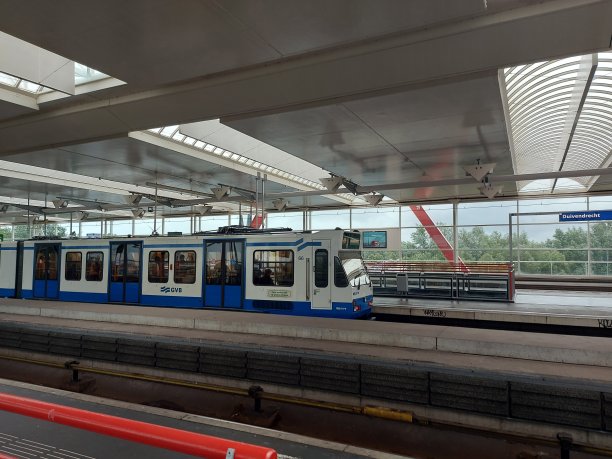 在Duivendrecht站，GVB阿姆斯特丹线的地铁车厢图片下载