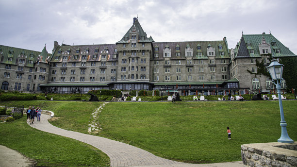 在La Malbaie的Le Manoir Richelieu酒店美丽的露台的编辑照片图片下载