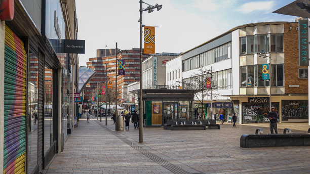 在英国封锁的第一天，一些人去谢菲尔德商业街购物图片下载