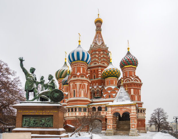 俄罗斯莫斯科红场上的圣巴兹尔大教堂和米宁和波扎尔斯基纪念碑图片下载