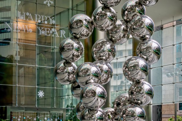 新加坡一家公司大楼外的大型银色圣诞装饰。图片下载