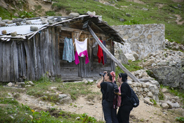摄影师在高原拍照图片下载