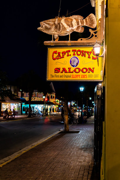 佛罗里达著名的托尼船长酒吧邋遢乔的招牌和现场音乐，吉米巴菲特的过去的表演图片下载