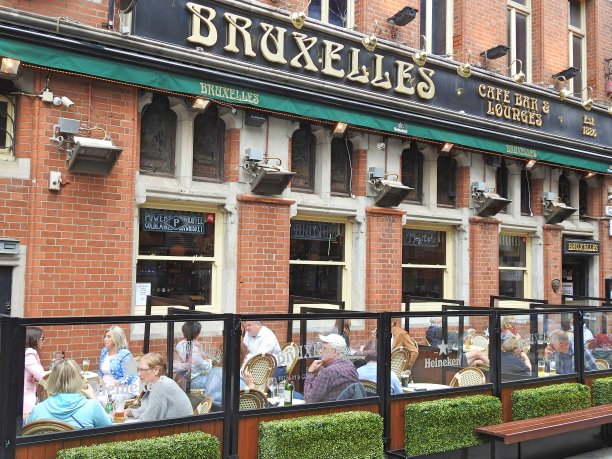 新冠肺炎疫情期间的户外就餐图片下载