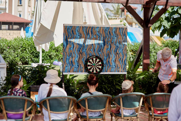 2021年5月25日，土耳其Kemer:孩子们在街上和动画师一起学习玩飞镖。暑期活动，儿童夏令营。夏天的活动图片下载