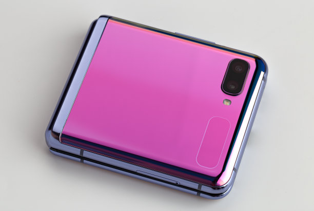 白色背景的三星Galaxy Z Flip。新款智能手机，可近距离折叠屏幕。图片下载