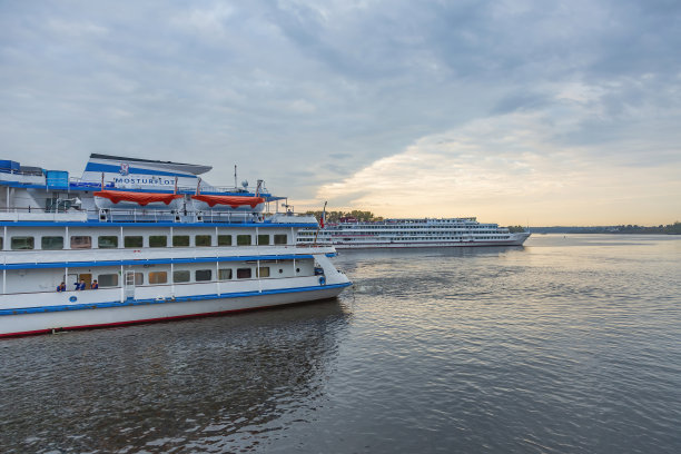 舒适的四甲板船正在河上航行图片下载