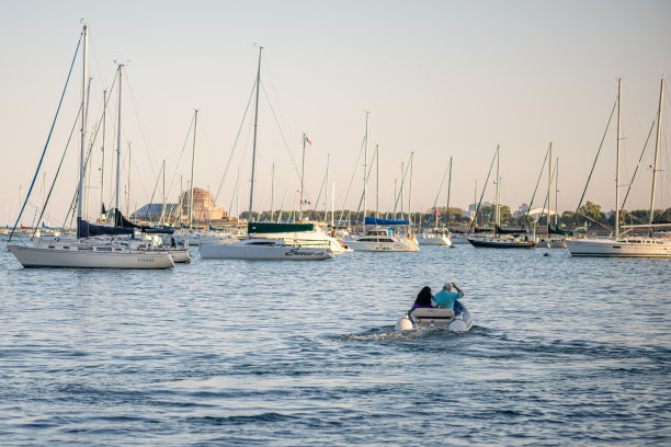 一对夫妇在港口市中心的船上享受夜晚图片下载