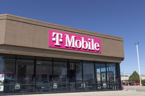 T-Mobile无线零售商店。T-Mobile已与Sprint合并，以创建一个更大的5G互联网和通信网络。图片下载