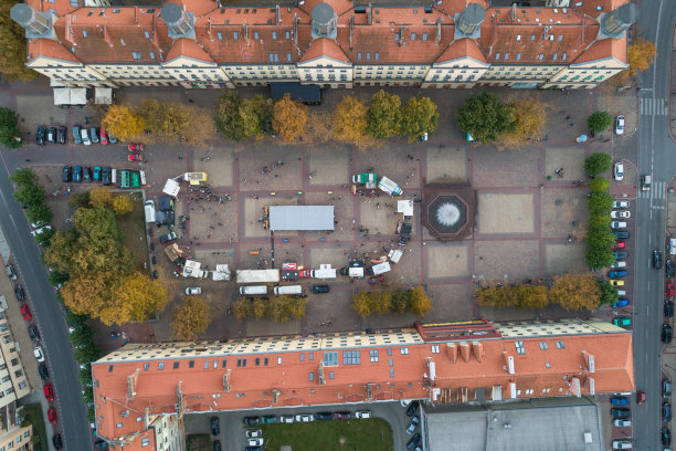 美食卡车拉力赛，快餐派对在波兰的tychy空中无人机照片视图图片下载