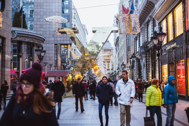 匈牙利布达佩斯的圣诞装饰“时尚街”。图片下载