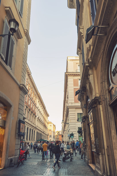 色彩柔和的老建筑位于意大利罗马历史中心的帕斯蒂尼街(Via dei Pastini)图片下载