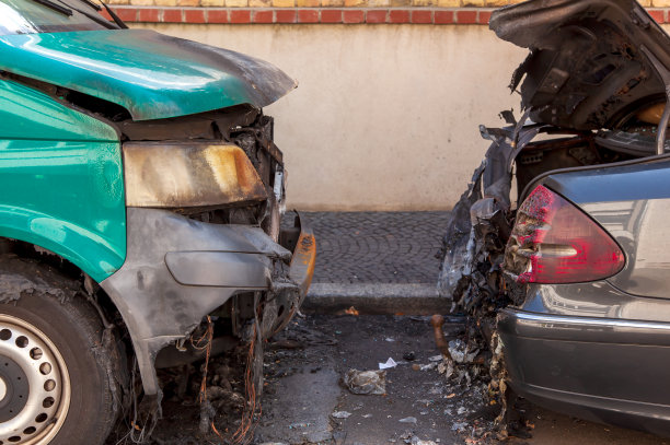 在停车场，住宅区灭火后纵火。路上发生事故。汽车火灾，烧毁的破碎的汽车。街上的一辆破车图片下载