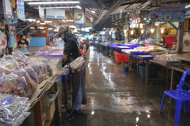 泰国鱼市场出售的生猛海鲜（新冠疫情期间）图片下载