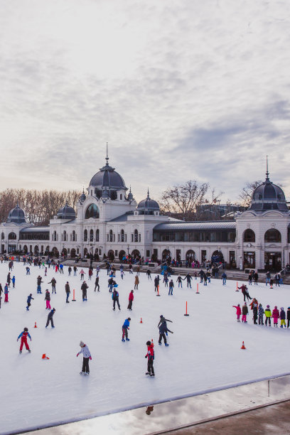 许多人在匈牙利布达佩斯的城市公园溜冰场度过他们的假期图片下载